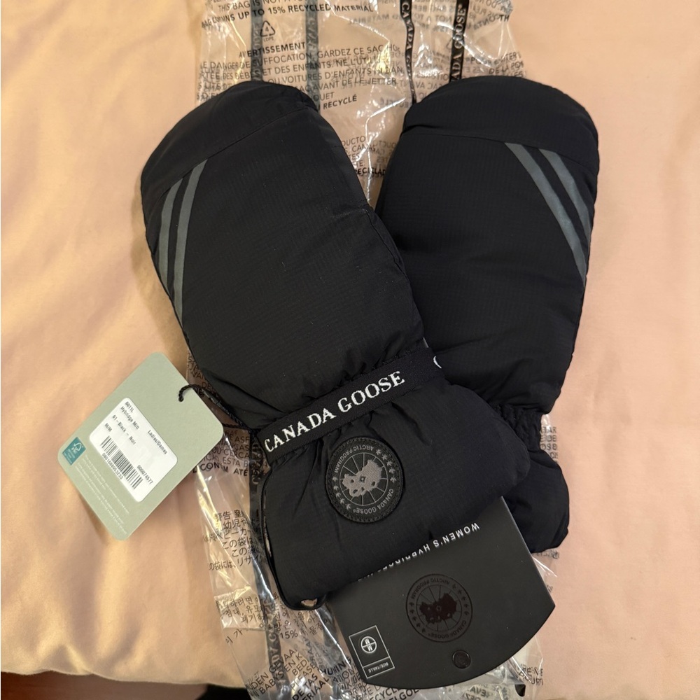 Canada Goose Women Black Mittens